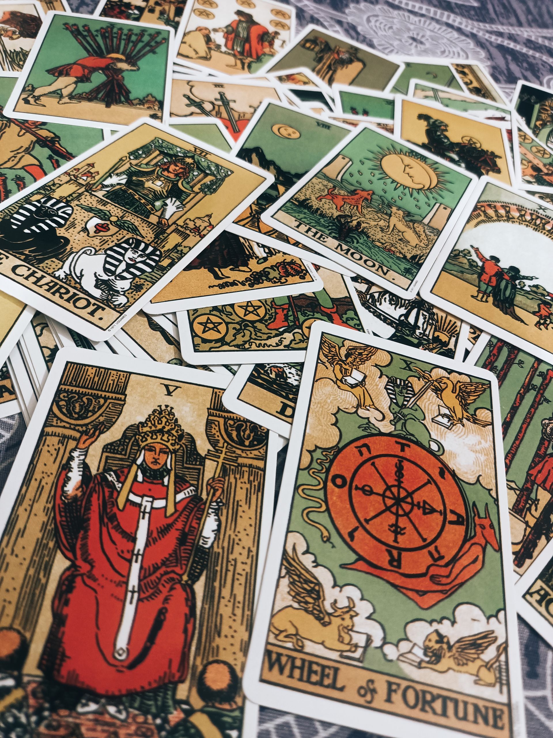 Cartas do Tarô Rider-Waite espalhadas — arquétipos de Jung e o Tarô