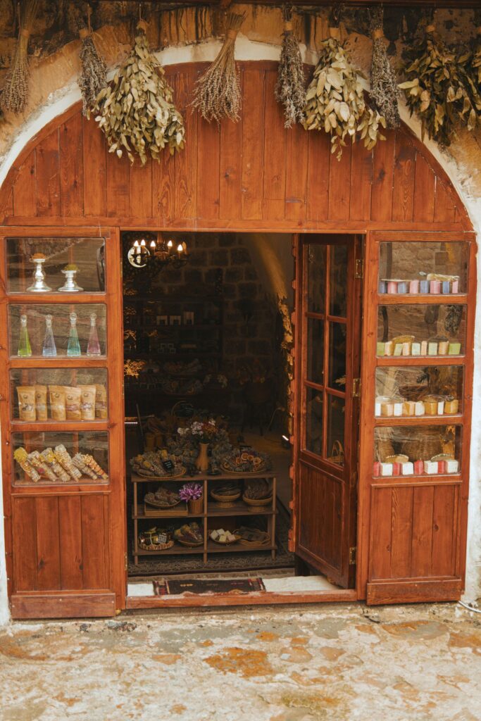 Porta de casa decorada com ervas secas de proteção espiritual