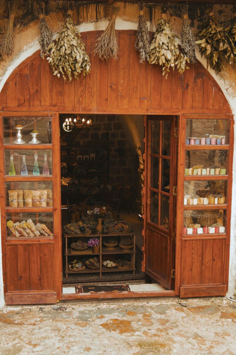 Porta de casa decorada com ervas secas de proteção espiritual