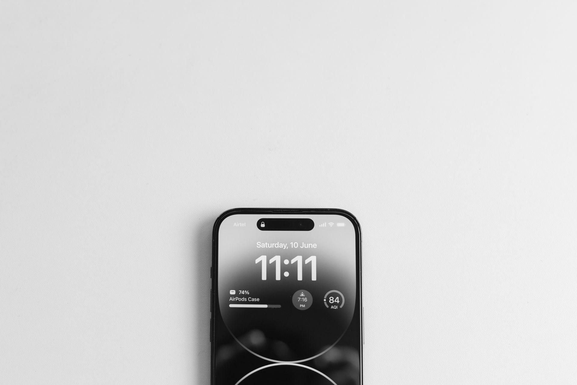 Tela de celular exibindo o horário 11:11, sobre fundo neutro